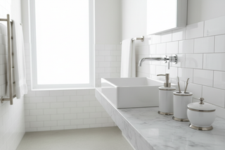 crea una imagen profesional de un baño con los accesorios de baño de la pagina spinetohogar 